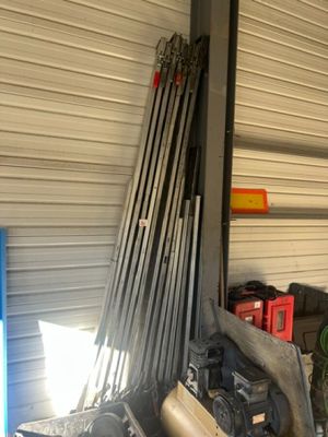 un tas d'outils dans un garage situé à côté d'un bâtiment