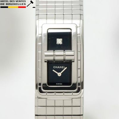 un gros plan d'une montre avec un diamant sur le cadran