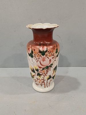 un petit vase orné d'un motif floral