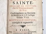 un vieux livre écrit posé sur une table