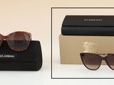 deux paires de lunettes de soleil et un étui posés sur une surface blanche