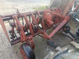 un tracteur garé à côté d'une charrue