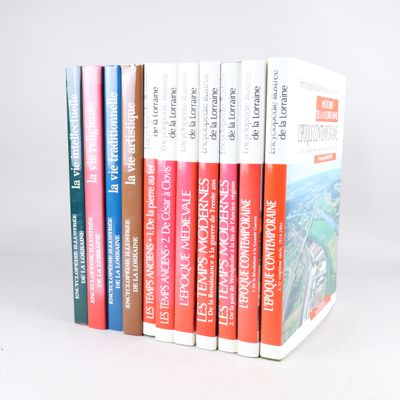plusieurs livres sont empilés sur une surface blanche