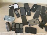 a lot of cell phones that are sitting on a table