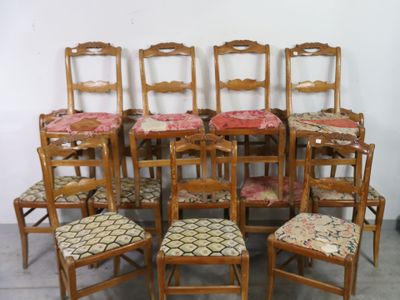 de nombreuses chaises alignées les unes à côté des autres dans une pièce