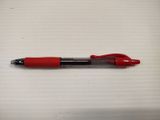 un stylo rouge posé sur une table blanche