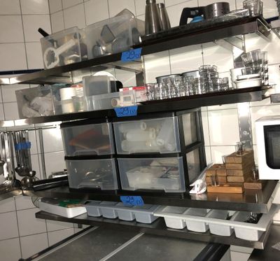 de nombreux récipients sur les étagères de la cuisine