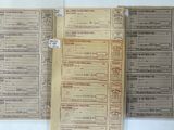 plusieurs papiers sont empilés sur une table