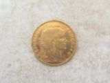 une pièce d'or posée sur une surface blanche