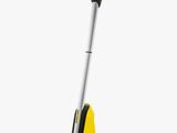 un gros plan d'un scooter jaune et noir sur fond blanc