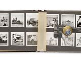 un livre ouvert sur lequel figurent des photos de personnes et un insigne