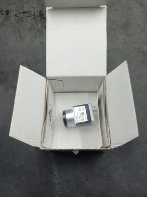 une boîte blanche posée par terre, contenant une bouteille