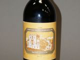 une bouteille de vin posée sur une table