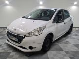 la petite voiture blanche est garée dans le garage sur un sol en damier