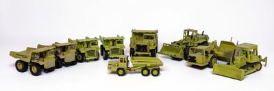 un ensemble de véhicules militaires et de camions miniatures posés sur une surface blanche