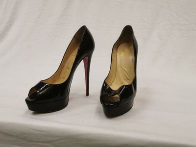 des chaussures à talons hauts noires sur fond blanc