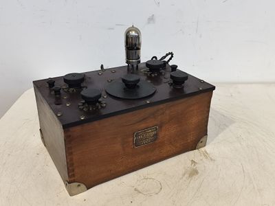 Une radio à l'ancienne est posée sur une caisse en bois