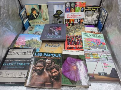un grand nombre de livres posés sur une table