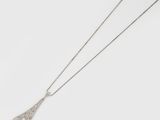 un collier avec un pendentif en or blanc et diamants, muni d'une longue chaîne