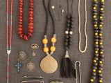un tas de perles et de colliers disposés sur une table