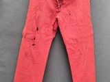 un pantalon rouge suspendu à un portant