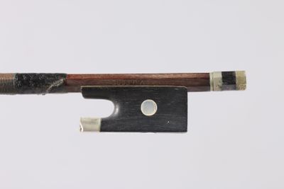 un archet de violon avec un manche en bois sur fond blanc