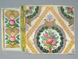 une image représentant un morceau de tissu orné de fleurs et de feuilles