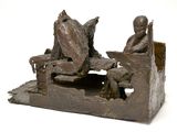 une sculpture en bronze représentant deux personnes assises sur un banc