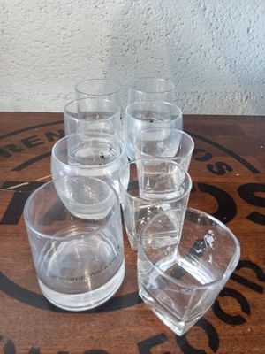 plusieurs verres à shot posés les uns à côté des autres sur une table en bois