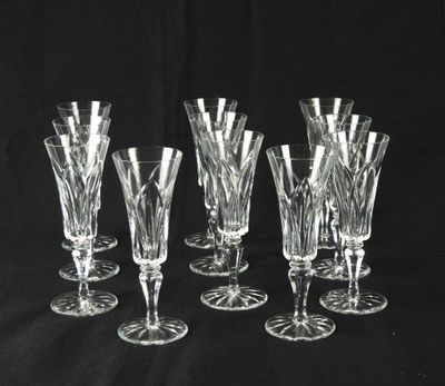 six verres à vin sont alignés sur un fond noir