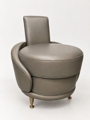 un fauteuil rembourré avec un dossier incurvé et un repose-pieds, sur fond blanc