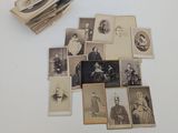 Plusieurs vieilles photos de personnes sont posées sur une table