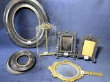 de nombreux cadres et miroirs anciens sur fond bleu