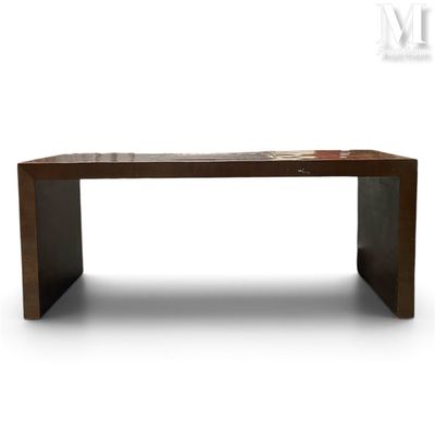 La table est en bois et possède un plateau en marbre.