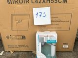une boîte de papier toilette et une boîte de papier toilette par terre