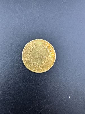 gros plan d'une pièce d'or sur une surface noire