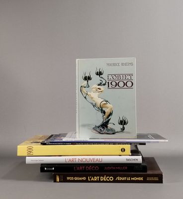 trois livres empilés sur une table