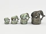 un petit ensemble de figurines d'éléphants exposées