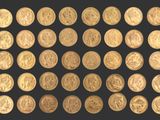 une vaste collection de pièces d'or sur fond noir