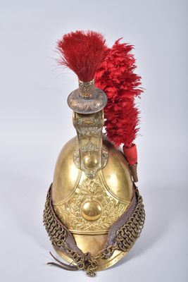 un vieux casque surmonté d'une plume rouge