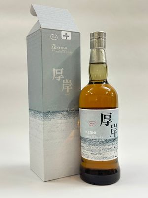 une bouteille de whisky posée à côté d'une boîte