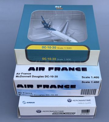 trois boîtes sur lesquelles est posé un modèle réduit d'avion