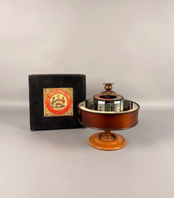 une image représentant un petit bol en bois muni d'un couvercle et d'un socle en bois