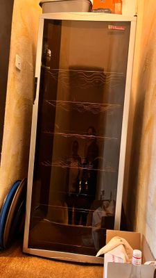 une cave à vin dans un coin de la pièce