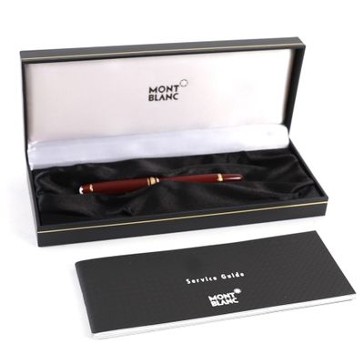 stylo plume Mont Blanc présenté dans un coffret cadeau accompagné d'un bloc-notes