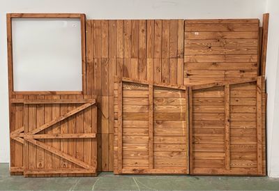 deux portes en bois ouvertes dans une pièce