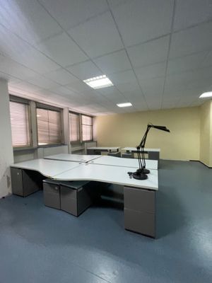 un bureau vide avec un bureau et une lampe à l'intérieur
