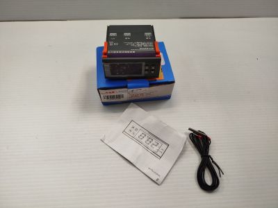 un petit appareil électronique posé sur une table