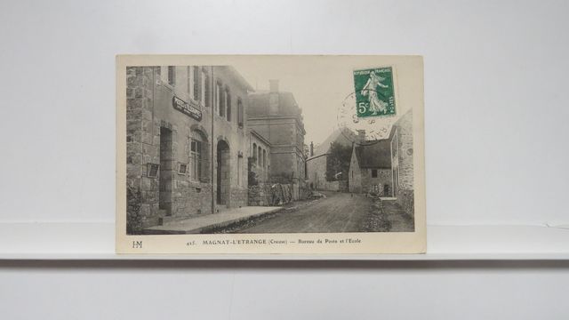 Magnat-l’Étrange : Bureau de Poste et l’Ecole (HM 425). TBE. Rare...