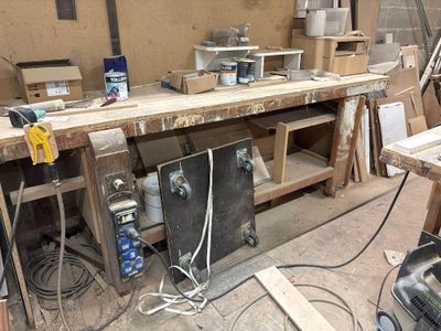 une photo d'un établi avec beaucoup d'outils dessus